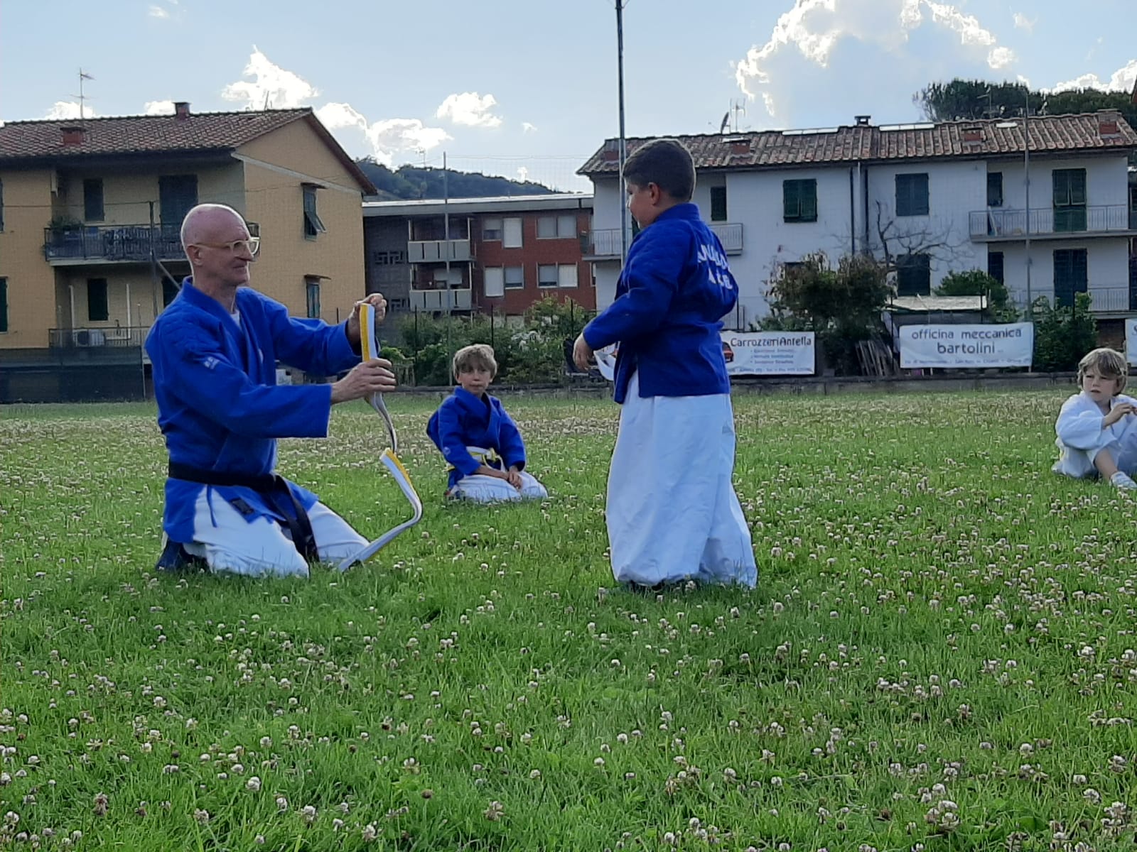 Assegnazione della cintura ad un giovane allievo